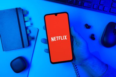 Prag, Çek Cumhuriyeti - 10 21 2024: Netflix logosunu gösteren akıllı telefon.