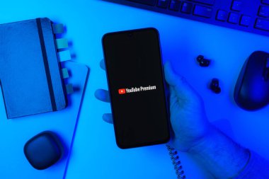 Prag, Çek Cumhuriyeti - 10 21 2024: Youtube Premium logosunu gösteren akıllı telefon.