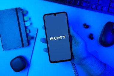 Prag, Çek Cumhuriyeti - 10 21 2024: Sony logosunu gösteren akıllı telefon.