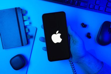 Prag, Çek Cumhuriyeti - 10 21 2024: Apple logosunu gösteren akıllı telefon.