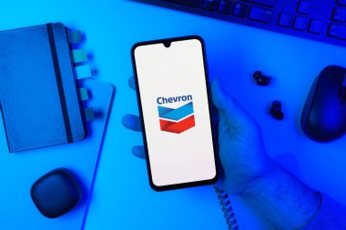 Prag, Çek Cumhuriyeti - 10 21 2024: Yüzeyde Chevron logosu gösteren akıllı telefon.