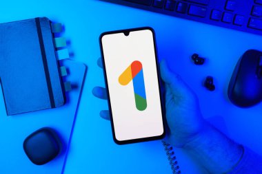 Prag, Çek Cumhuriyeti - 10 21 2024: Google One logosunu gösteren akıllı telefon.