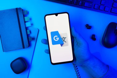 Prag, Çek Cumhuriyeti - 10 21 2024: Google Translate logosunu gösteren akıllı telefon.