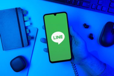 Prag, Çek Cumhuriyeti - 10 21 2024: Yüzeyde Satır logosunu gösteren akıllı telefon.