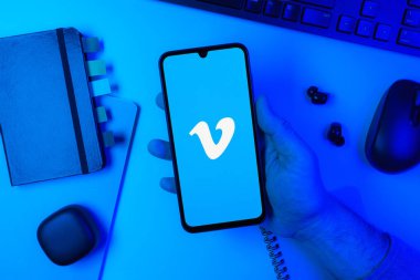 Prag, Çek Cumhuriyeti - 10 21 2024: Vimeo logosunu gösteren akıllı telefon.