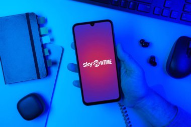 Prag, Çek Cumhuriyeti - 10 21 2024: SkyShowtime logosunu gösteren akıllı telefon.