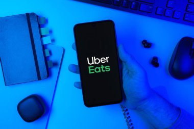 Prag, Çek Cumhuriyeti - 10 21 2024: Uber Eats logosunu gösteren akıllı telefon.