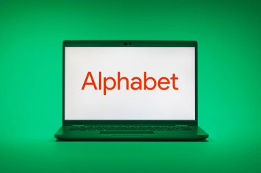 Prag, Çek Cumhuriyeti - 02 21 2025: Alfabe logosunu gösteren dizüstü bilgisayar.