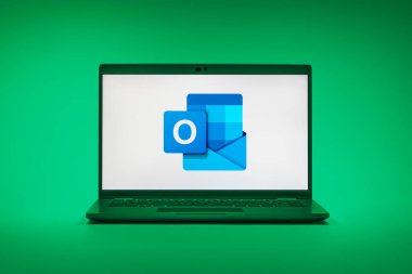 Prag, Çek Cumhuriyeti - 02 21 2025: Laptop Outlook logosunu gösteriyor.