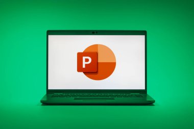 Prag, Çek Cumhuriyeti - 02 21 2025: Powerpoint logosunu gösteren dizüstü bilgisayar.
