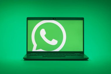 Prag, Çek Cumhuriyeti - 02 21 2025: yüzeyde WhatsApp logosunu gösteren dizüstü bilgisayar.