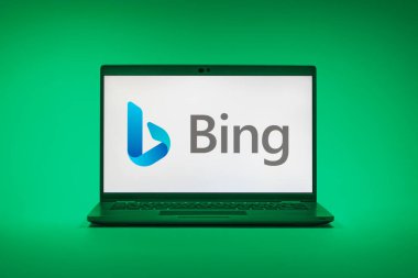 Prag, Çek Cumhuriyeti - 02 21 2025: Bing logosunu gösteren dizüstü bilgisayar.