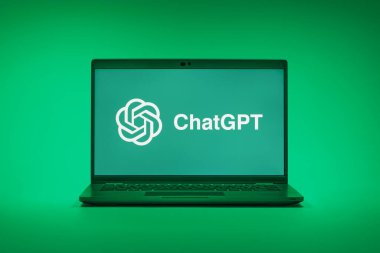 Prag, Çek Cumhuriyeti - 02 21 2025: ChatGPT logosunu gösteren dizüstü bilgisayar.