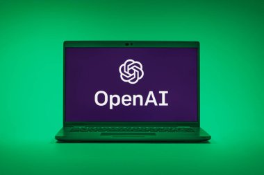 Prag, Çek Cumhuriyeti - 02 21 2025: OpenAI logosunu gösteren dizüstü bilgisayar.