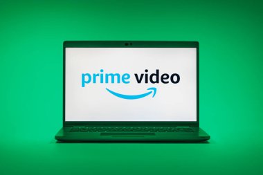 Prag, Çek Cumhuriyeti - 02-21-2025: Prime Video logosunu gösteren dizüstü bilgisayar.
