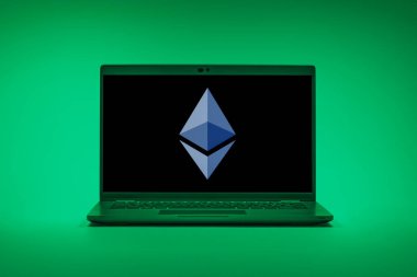 Prag, Çek Cumhuriyeti - 02 21 2025: Ethereum logosunu gösteren dizüstü bilgisayar.