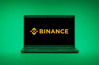 Prag, Çek Cumhuriyeti - 02 21 2025: Binance logosunu gösteren dizüstü bilgisayar.
