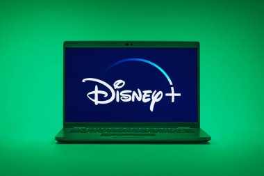 Prag, Çek Cumhuriyeti - 02 21 2025: Disney + logosunu gösteren dizüstü bilgisayar.
