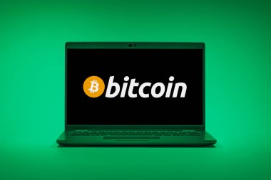 Prag, Çek Cumhuriyeti - 02 21 2025: Bitcoin logosunu gösteren dizüstü bilgisayar.