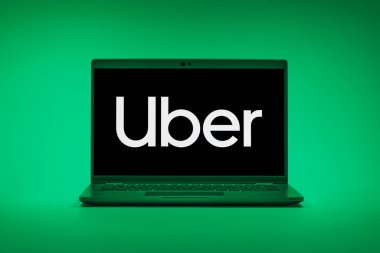 Prag, Çek Cumhuriyeti - 02 21 2025: Uber logosunu gösteren dizüstü bilgisayar.