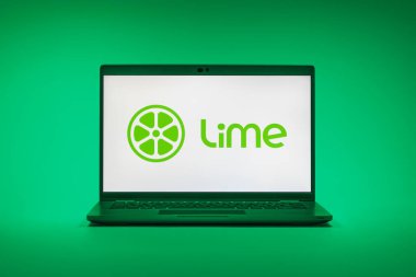 Prag, Çek Cumhuriyeti - 02 21 2025: Lime logosunu gösteren dizüstü bilgisayar.
