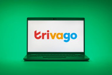 Prag, Çek Cumhuriyeti - 02 21 2025: Trivago logosunu gösteren dizüstü bilgisayar.