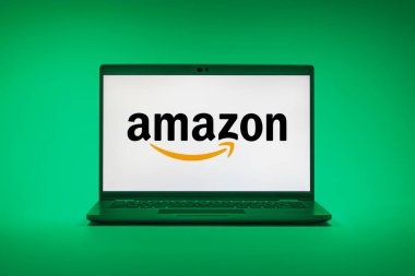 Prag, Çek Cumhuriyeti - 02 21 2025: Amazon logosunu gösteren dizüstü bilgisayar.