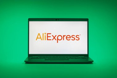 Prag, Çek Cumhuriyeti - 02 21 2025: AliExpress logosunu gösteren dizüstü bilgisayar.