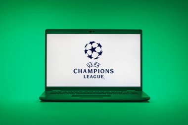 Prag, Çek Cumhuriyeti - 02 21 2025: Şampiyonlar Ligi logosunu gösteren dizüstü bilgisayar.