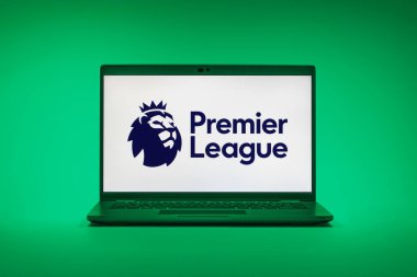 Prag, Çek Cumhuriyeti - 02 21 2025: Premier League logosunu gösteren dizüstü bilgisayar.