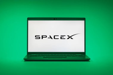 Prag, Çek Cumhuriyeti - 02 21 2025: SpaceX logosunu gösteren dizüstü bilgisayar.