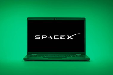 Prag, Çek Cumhuriyeti - 02 21 2025: SpaceX logosunu gösteren dizüstü bilgisayar.