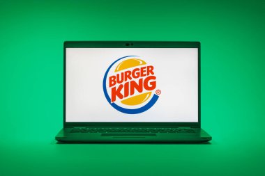 Prag, Çek Cumhuriyeti - 02 21 2025: Burger King logosunu gösteren dizüstü bilgisayar.