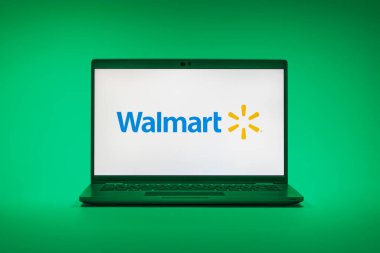 Prag, Çek Cumhuriyeti - 02 21 2025: Walmart logosunu gösteren dizüstü bilgisayar.