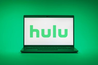 Prag, Çek Cumhuriyeti - 02 21 2025: Hulu logosunu gösteren dizüstü bilgisayar.