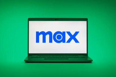 Prag, Çek Cumhuriyeti - 02-21-2025: Max logosunu gösteren dizüstü bilgisayar.