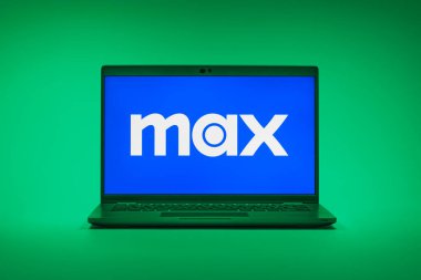 Prag, Çek Cumhuriyeti - 02-21-2025: Max logosunu gösteren dizüstü bilgisayar.