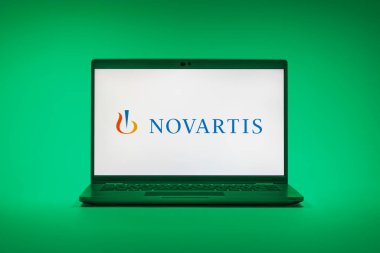 Prag, Çek Cumhuriyeti - 02 21 2025: Novartis logosunu gösteren dizüstü bilgisayar.