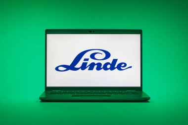 Prag, Çek Cumhuriyeti - 02 21 2025: Linde logosunu gösteren dizüstü bilgisayar.