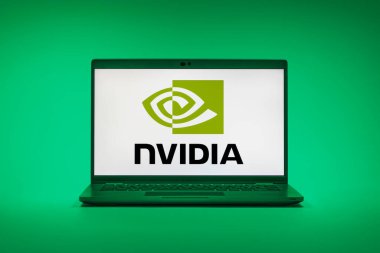 Prag, Çek Cumhuriyeti - 02 21 2025: NVIDIA logosunu gösteren dizüstü bilgisayar.