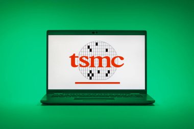 Prag, Çek Cumhuriyeti - 02 21 2025: TSMC logosunu gösteren dizüstü bilgisayar.