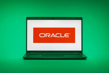 Prag, Çek Cumhuriyeti - 02-21-2025: Kahin logosunu gösteren dizüstü bilgisayar.