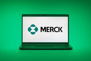 Prag, Çek Cumhuriyeti - 02 21 2025: Merck logosunu gösteren dizüstü bilgisayar.