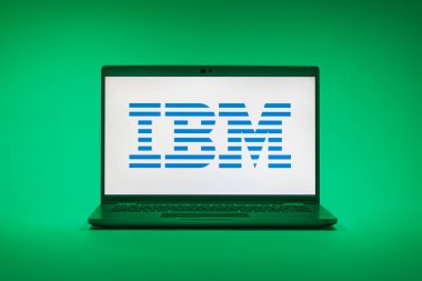 Prag, Çek Cumhuriyeti - 02 21 2025: Yüzeyde IBM logosu gösteren dizüstü bilgisayar.
