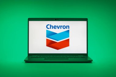 Prag, Çek Cumhuriyeti - 02 21 2025: Dizüstü bilgisayarda Chevron logosu görünüyor.