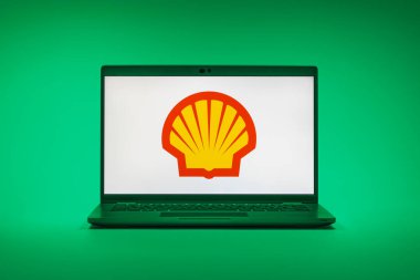 Prag, Çek Cumhuriyeti - 02 21 2025: Kabuk logosunu gösteren dizüstü bilgisayar.