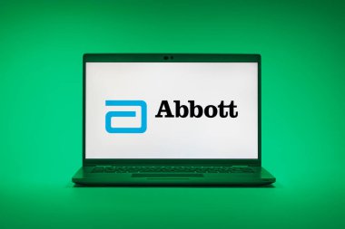 Prag, Çek Cumhuriyeti - 02 21 2025: Abbott Laboratuvarlarının logosunu gösteren dizüstü bilgisayar.
