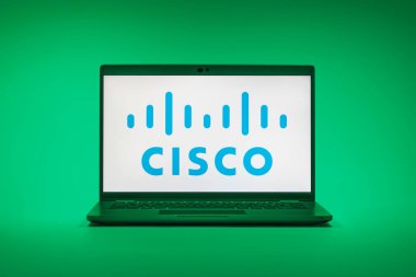 Prag, Çek Cumhuriyeti - 02 21 2025: Cisco logosunu gösteren dizüstü bilgisayar.