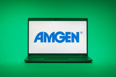 Prag, Çek Cumhuriyeti - 02 21 2025: Amgen logosunu gösteren dizüstü bilgisayar.