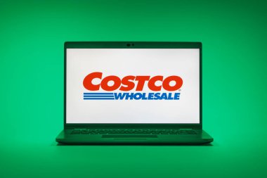 Prag, Çek Cumhuriyeti - 02 21 2025: Costco logosunu gösteren dizüstü bilgisayar.